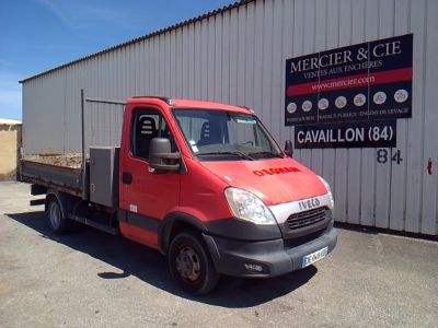 un camion rouge garé devant un bâtiment