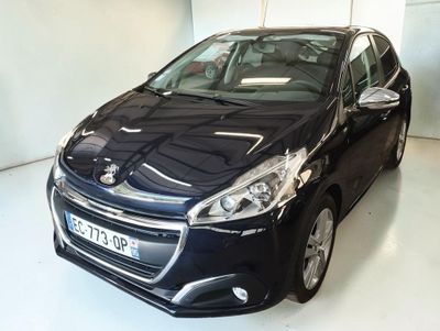 La voiture noire est garée dans le garage de l'immeuble.