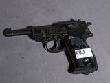 un pistolet muni d'une étiquette, posé par terre