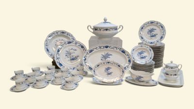 beaucoup d'assiettes, de tasses et de soucoupes bleues et blanches