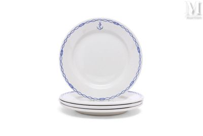 trois assiettes blanches bordées de bleu sont empilées les unes sur les autres