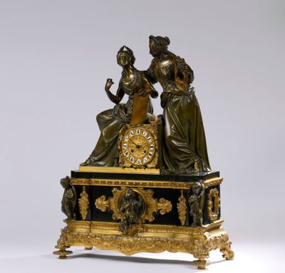 une image représentant une horloge en bronze avec une femme et un enfant