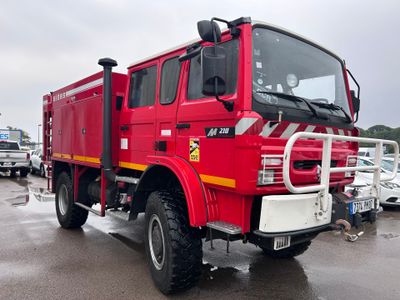 un camion de pompiers rouge garé sur un parking
