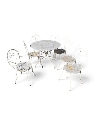 quatre chaises et une table sur fond blanc