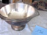 un bol en argent posé sur une table, avec une étiquette de prix dessus
