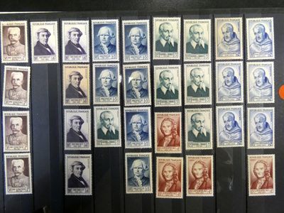 Plusieurs timbres à l'effigie de présidents sont exposés sur un mur dans une pièce