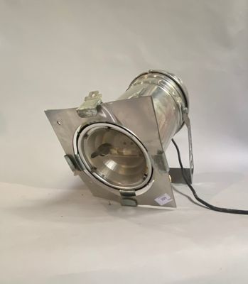 une lumière argentée qui se détache sur une surface blanche