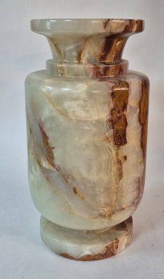 Important vase de forme balustre en onyx.