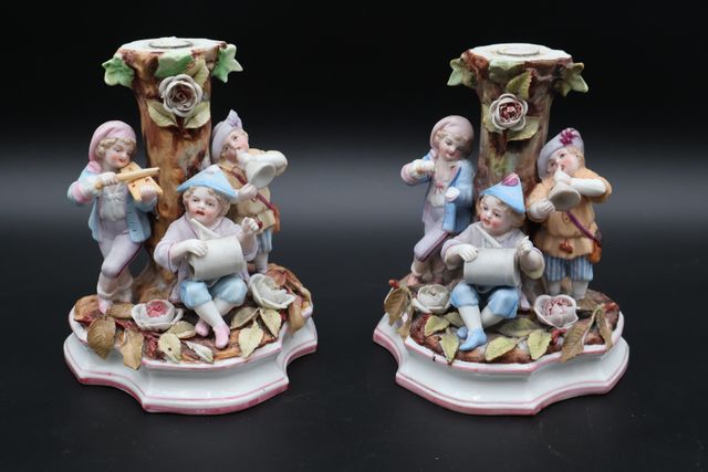 Paire de bougeoirs en biscuit « musiciens » (accidents et manques...