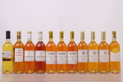 plusieurs bouteilles de vin sont alignées sur une table