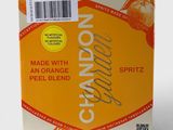 une photo d'un carton de jus d'orange posé sur une table blanche