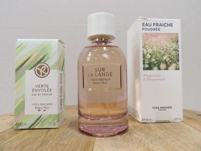 un flacon de parfum à côté d'une boîte de savon