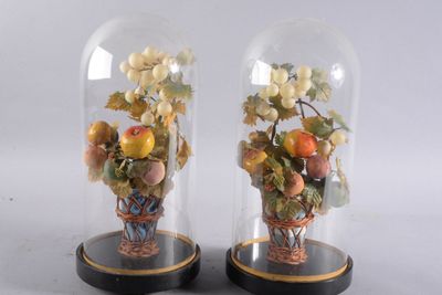 deux cloches en verre contenant des fruits