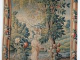 une image d'une tapisserie accrochée au mur d'une pièce