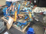 une pile d'objets assortis sur une palette