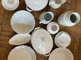 beaucoup d'assiettes et de tasses blanches par terre