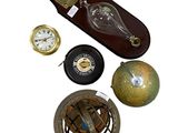 trois types d'horloges différents et un étui sur fond blanc