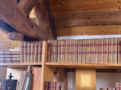 le nombre de livres qui se trouvent sur une étagère dans une pièce