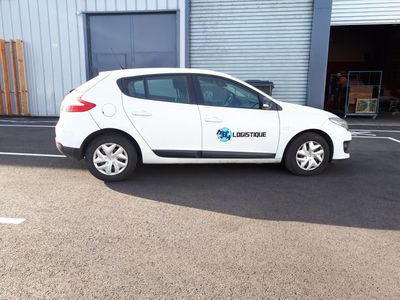 une voiture blanche garée devant un bâtiment