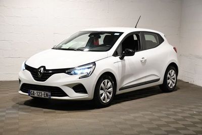 la voiture blanche est garée dans le garage sur le sol en damier