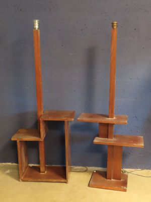 une paire d'étagères en bois en forme d'étagères