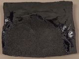 une photo d'un sac noir à paillettes posé sur une table