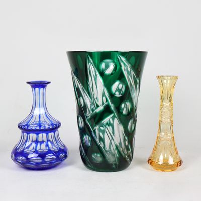 trois vases posés l'un à côté de l'autre sur une surface blanche
