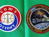 deux écussons représentant l'emblème de la station spatiale et l'emblème de la station spatiale