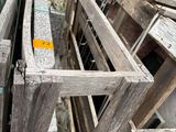 de nombreuses caisses en bois empilées les unes sur les autres