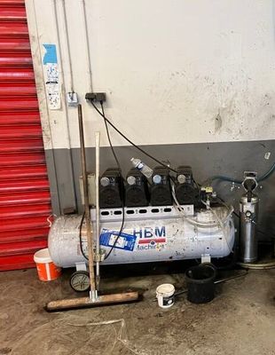 une photo d'un compresseur d'air dans un garage