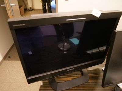 un téléviseur à écran plat posé sur un support dans une pièce