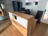une photo d'un comptoir d'accueil dans un grand bureau