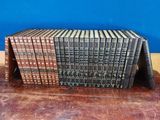 une pile de livres posée sur une table en bois