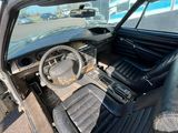 une vue de l'intérieur d'une voiture depuis le siège du conducteur