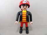 une figurine Playmobil représentant un garçon vêtu d'un costume de pirate