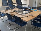 une pièce avec une table et des chaises