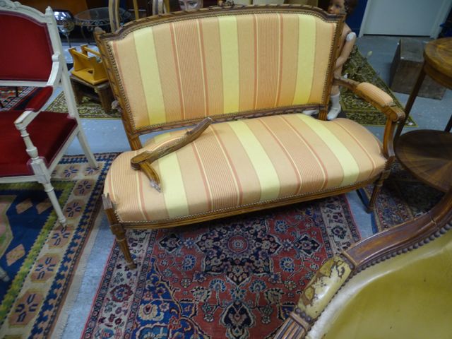 Banquette de style Louis V tissus rayé, un accoudoir à recoller