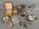 beaucoup d'objets en argent qui se trouvent sur la table