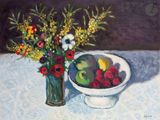 un tableau représentant un bol de fruits et de fleurs posé sur une table