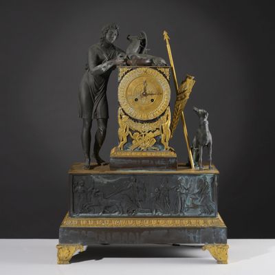 une statue représentant un homme et une femme tenant une horloge