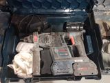 deux outils dans une boîte à outils posée sur une table