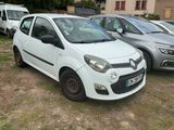 une petite voiture blanche garée sur un parking avec d'autres voitures