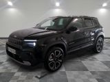 La Jeep Compass noire est garée dans une pièce au sol carrelé en damier