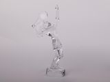 figurine en verre transparent représentant une femme tenant une raquette de tennis