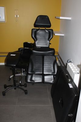 une chaise noire dans une pièce aux murs jaunes