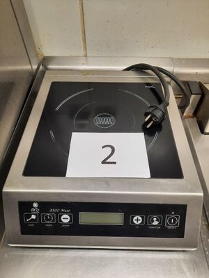 une photo d'une plaque de cuisson sur laquelle est posée une pancarte au-dessus d'un brûleur