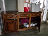 une armoire en bois sur laquelle sont posés deux seaux