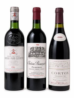 trois bouteilles de vin sont alignées sur une surface blanche