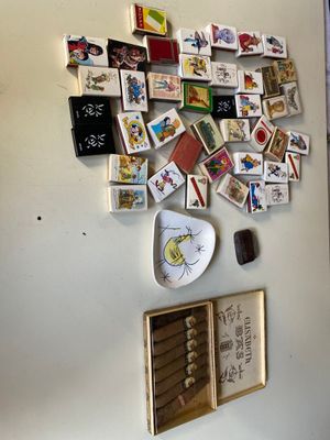 une photo d'un réfrigérateur avec des aimants et des photos accrochées au mur