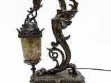 une image représentant une lampe posée sur un pied orné d'un dragon